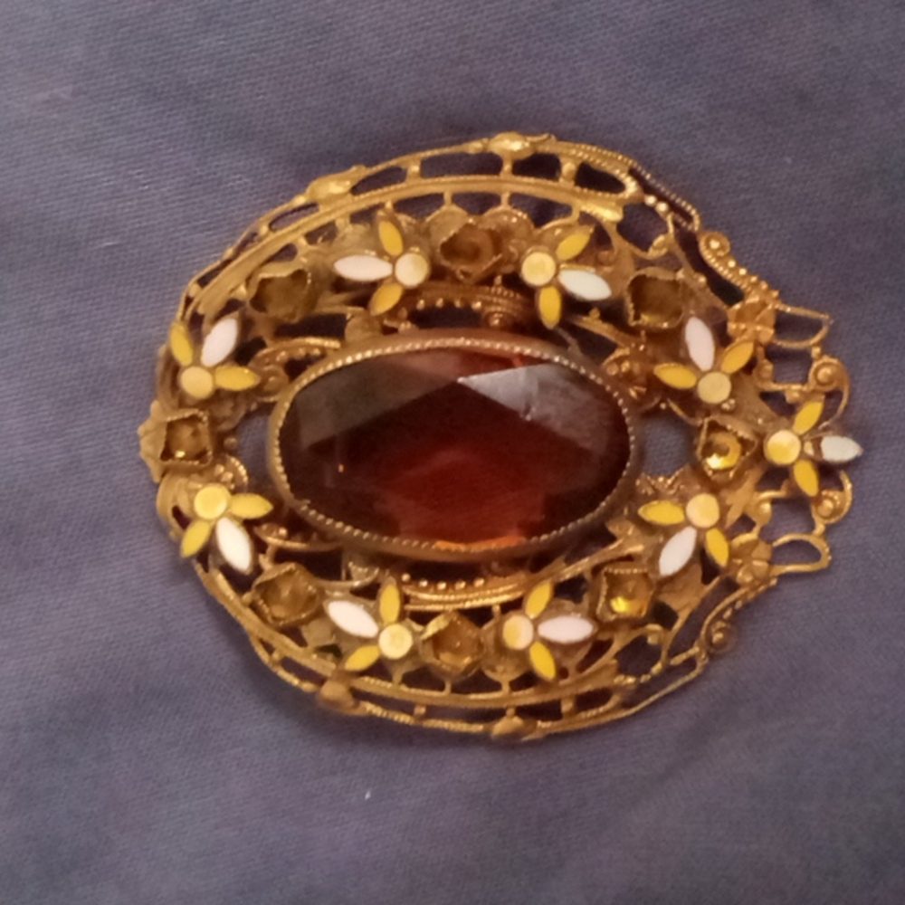 Gold tone vintage brooch